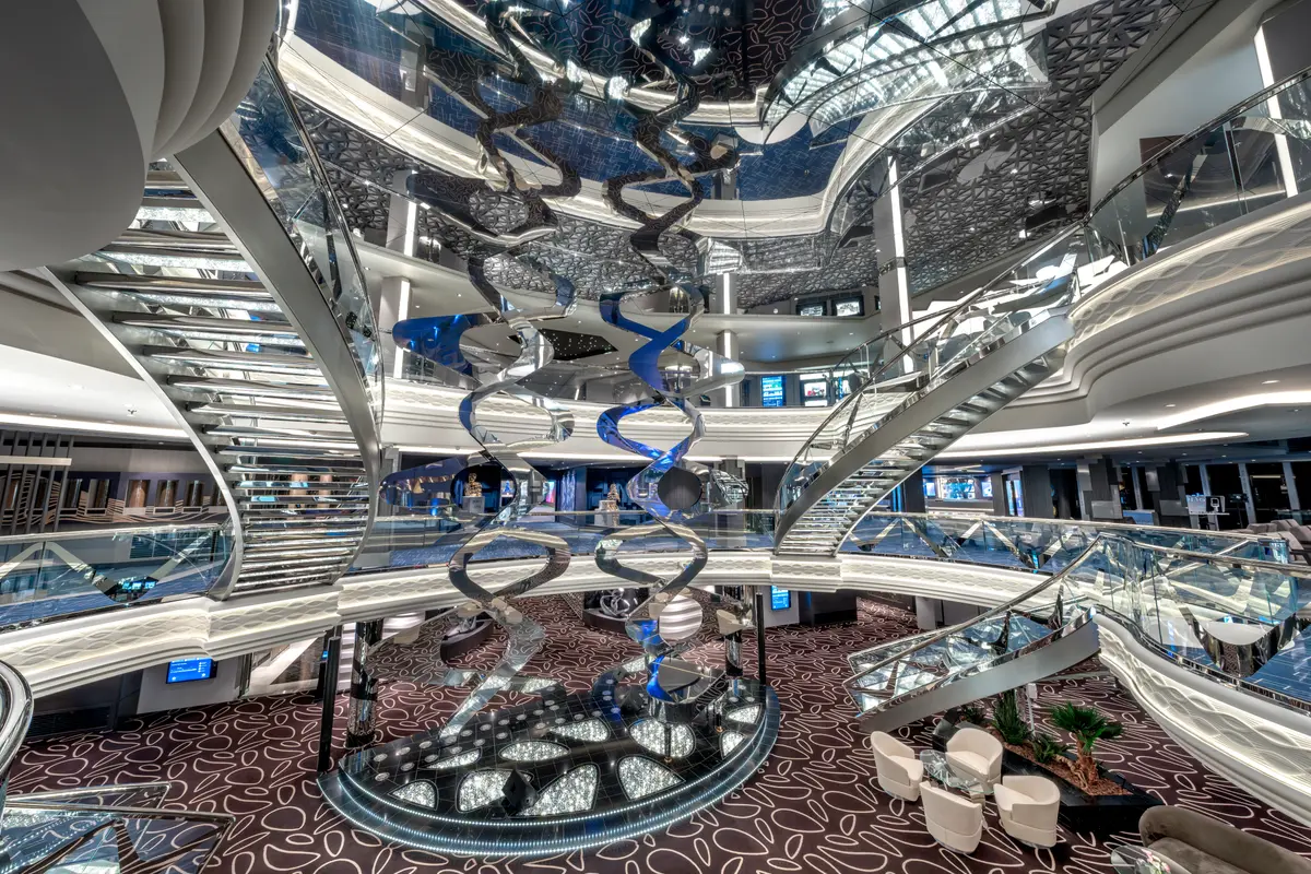 Das mehrstöckige Atrium der MSC Euribia mit Lichtskulptur
