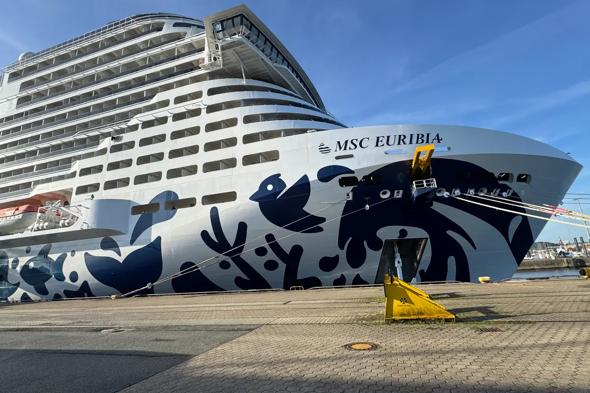 Der Bug der MSC Euribia mit blauer Rumpfbemalung im Hafen von Kiel
