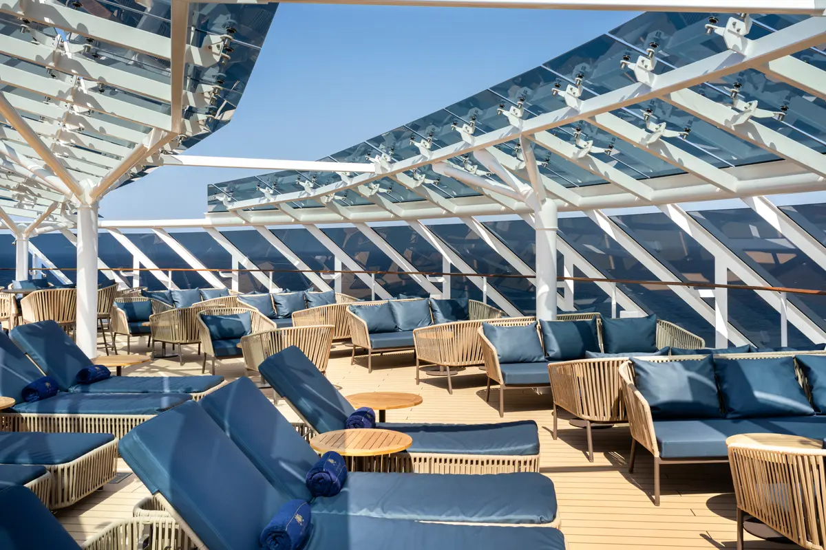 Sonnenterrasse mit Loungemöbeln an Bord der MSC Euribia
