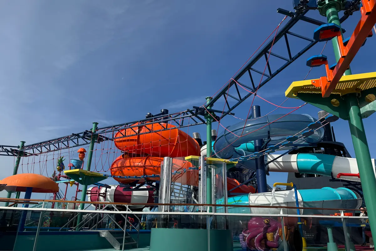 Aquapark mit Wasserrutschen und Hochseilgarten an Bord der MSC Euribia