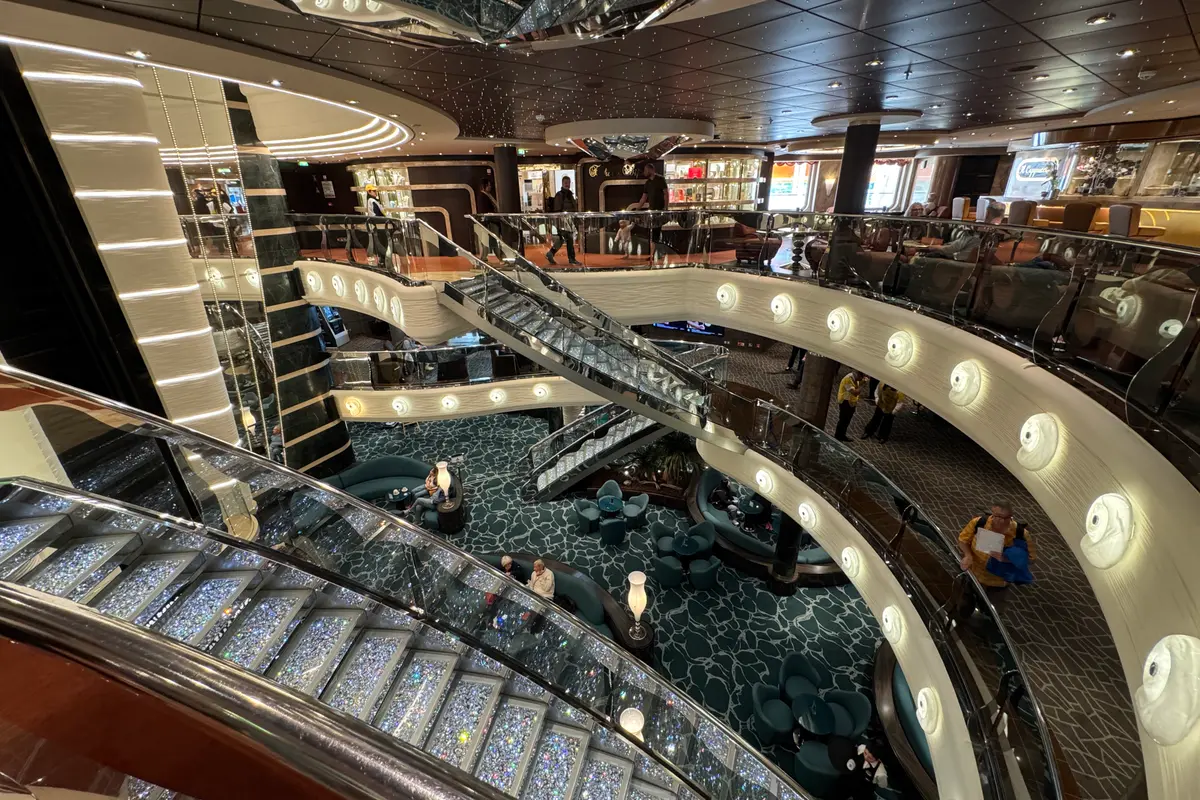 Das Atrium der MSC Preziosa mit den Swarovski-Kristalltreppen