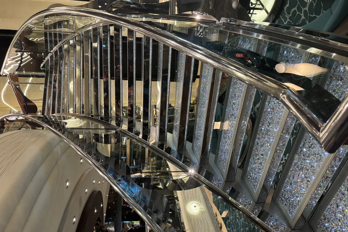 Nahaufnahme einer Swarovski-Kristalltreppe an Bord der MSC Preziosa