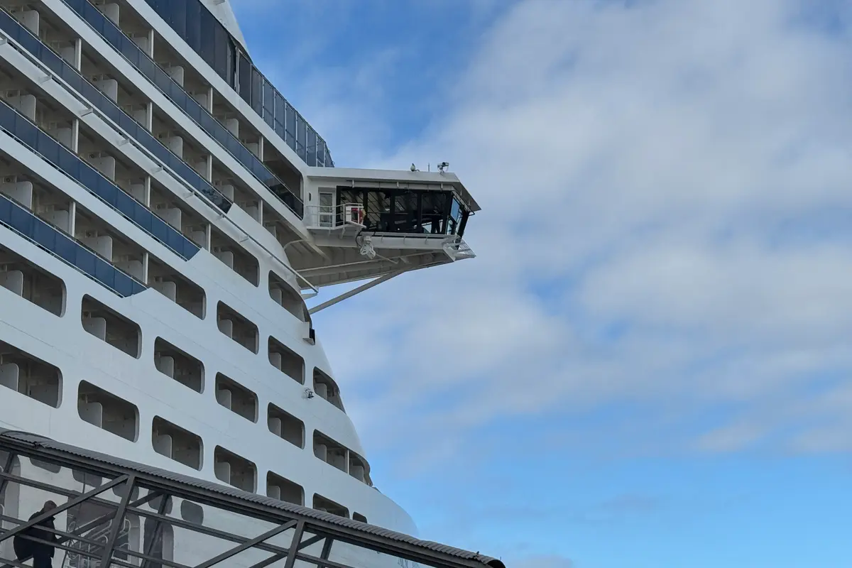 Seitenansicht der MSC Preziosa mit verglaster Brückennock
