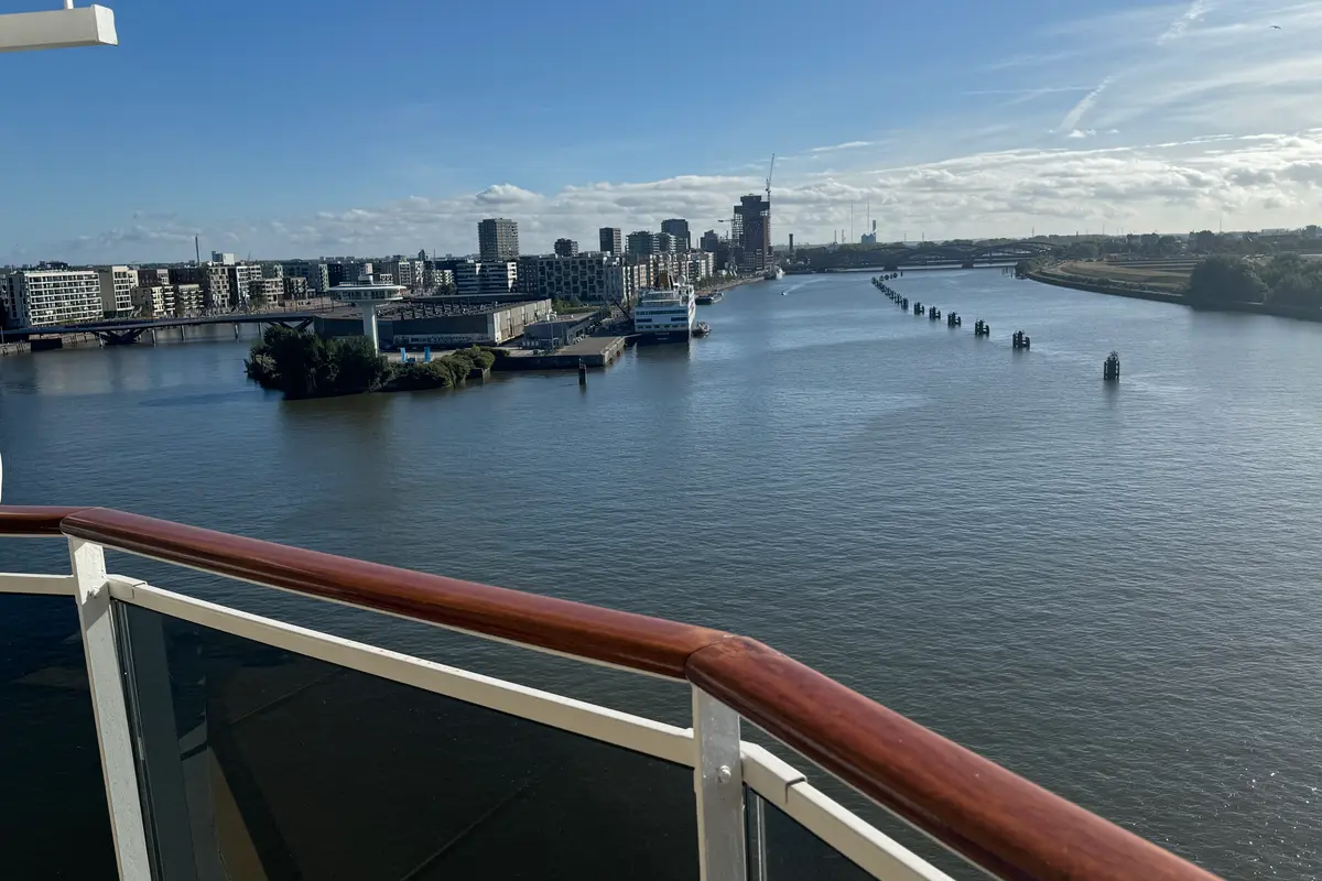 Blick von einem Balkon der MSC Preziosa auf die Elbe in Hamburg