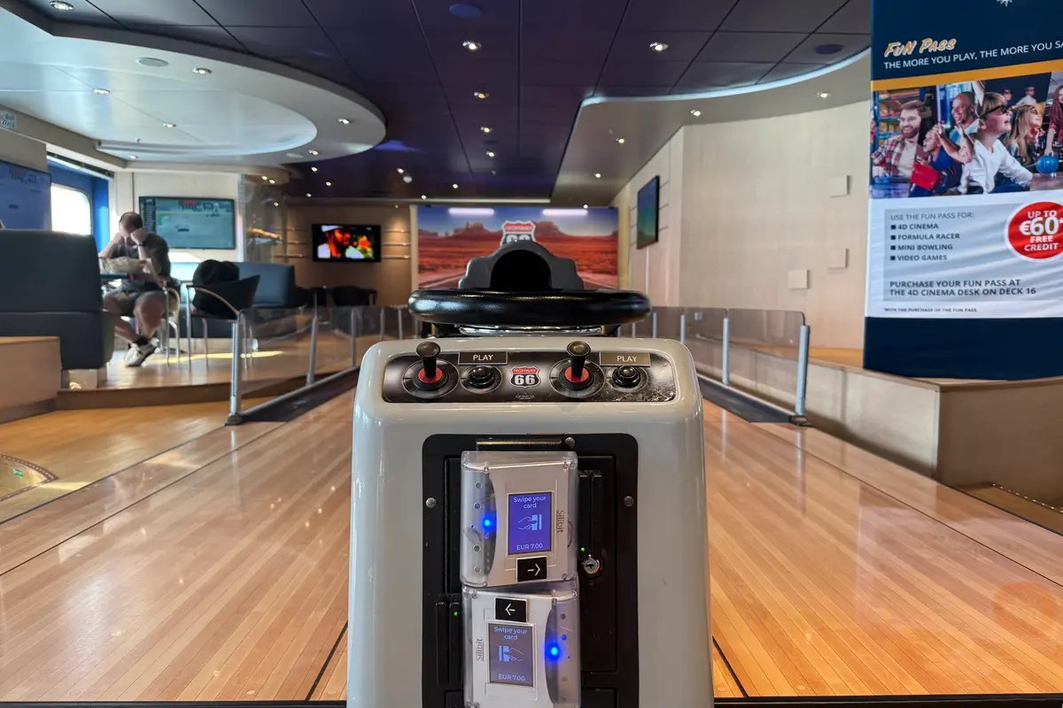 Die kleine Bowlingbahn an Bord der MSC Preziosa