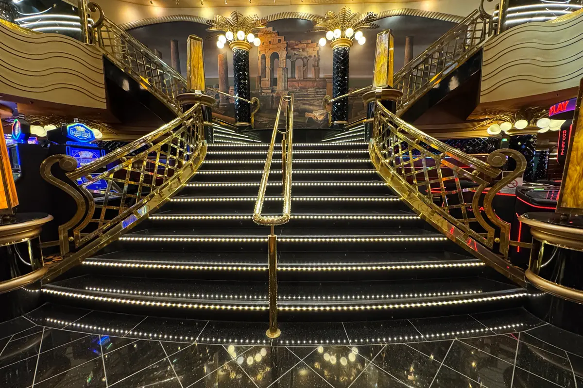 Die goldene Treppe am Casino der MSC Preziosa