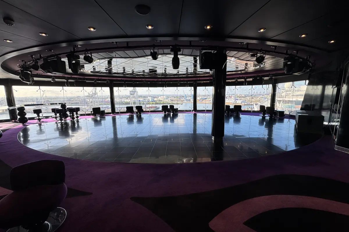 Die Galaxy Lounge mit Panoramafenstern an Bord der MSC Preziosa