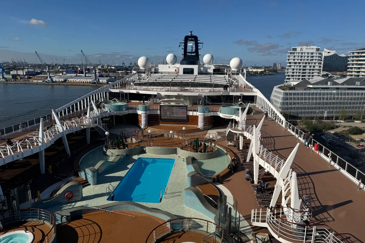 Blick von oben auf das Pooldeck der MSC Preziosa