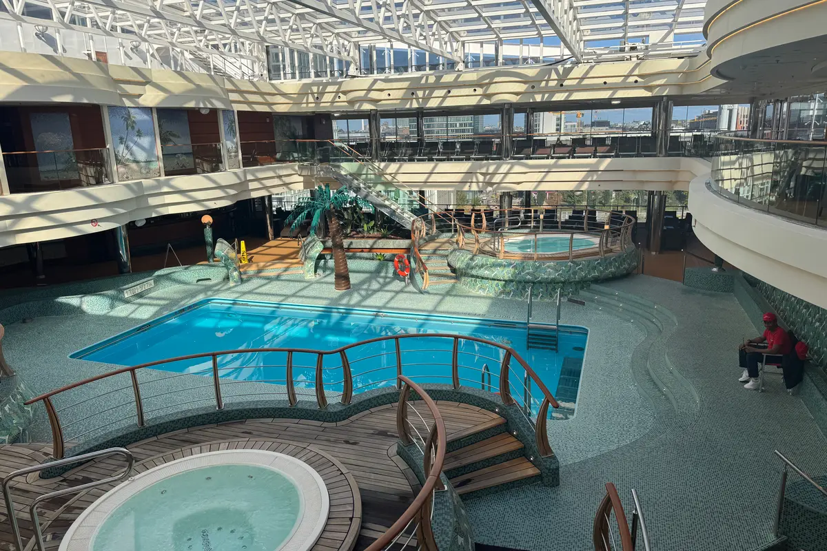 Der überdachte Poolbereich der MSC Preziosa