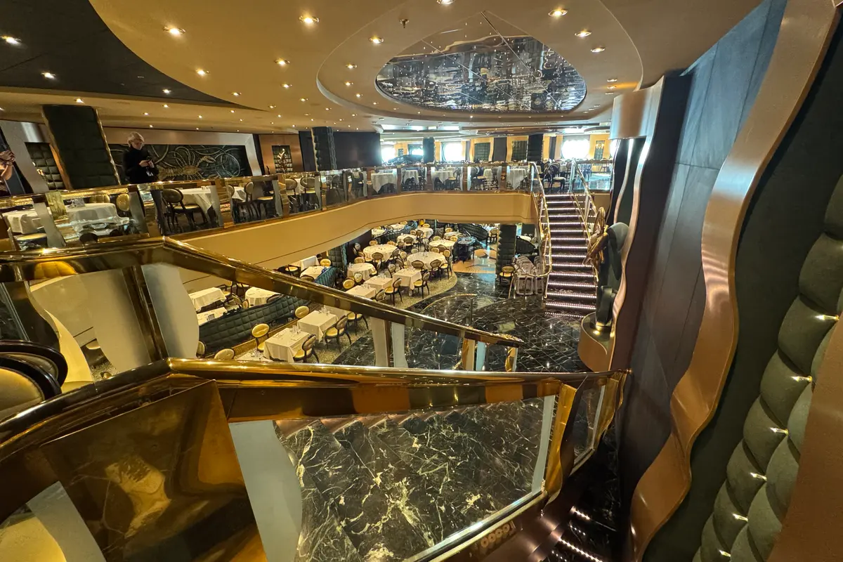Das zweistöckige Hauptrestaurant der MSC Preziosa