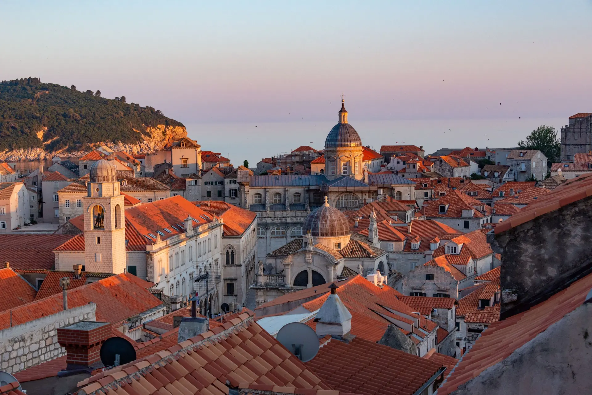 Altstadt von Dubrovnik mit Kathedrale und Glockenturm im Abendlicht