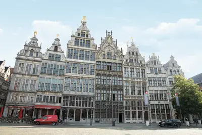 Blick auf die prachtvollen historischen Giebelhäuser am Grote Markt in Antwerpen mit ihren markanten Fassaden und Treppengiebeln.