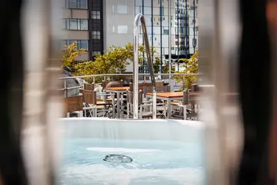 Blick auf einen Whirlpool auf dem Sonnendeck der A-ROSA CLEA, mit glänzenden Griffen und blubberndem Wasser. 