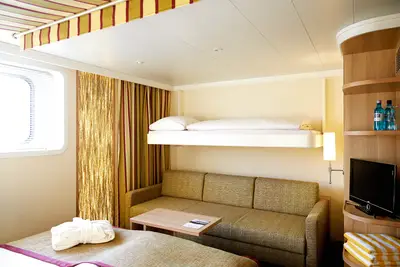 Helle Familienkabine auf der A-ROSA FLORA mit Doppelbett, Schlafsofa, Pullmanbett, Fenster und Fernseher.