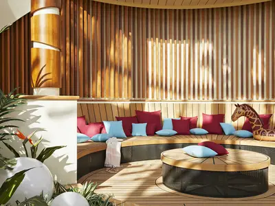Moderne Lounge auf AIDAnova: Geschwungene Holzbank, rote/hellblaue Kissen, Holzlamellenwand, runder Tisch, Giraffen-Schwimmer, tropische Pflanzen.
