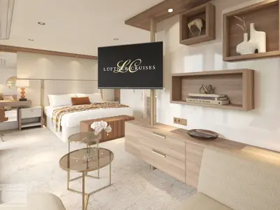 Innenansicht einer luxuriösen Suite an Bord der Amadeus Aurea, mit einem grossen Bett, TV-Bildschirm, Frisiertisch und bequemen Sitzgelegenheiten. Die Einrichtung ist hell und modern mit Holzakzenten und cremefarbenen Textilien.