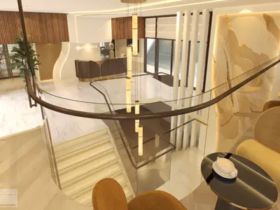 Ein luxuriöses, mehrstöckiges Atrium mit einer geschwungenen Holz- und Glasbalustrade, die zu einer Treppe führt. Eine Rezeption ist im Hintergrund zu sehen, flankiert von moderner Kunst. Mehrere zylindrische Pendelleuchten hängen über der Treppe. 