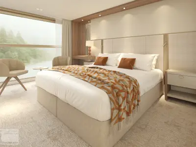 Moderne Schiffskabine auf der AMADEUS Mira mit Doppelbett, weisser Bettwäsche und orange-brauner Decke. Zwei Sessel stehen am Fenster, das einen Blick auf eine bewaldete Flusslandschaft freigibt. Warme Beleuchtung im Inneren.