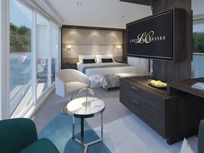 Innenansicht einer luxuriösen Balkonkabine auf der AMADEUS Nova. Ein grosses Bett mit grünen Akzentkissen, eine Sitzecke mit Sesseln und einem Beistelltisch mit Orchideen, sowie grosse Fenster, die auf einen Balkon mit Flussblick führen, sind zu sehen. Ein grosser Fernseher ist an einem dunklen Holzmöbel befestigt.