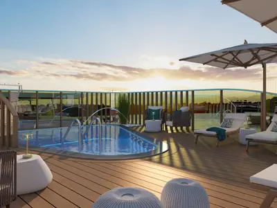 Blick auf das stilvolle Schiffsdeck der AMADEUS Nova mit einem beleuchteten Pool und mehreren Sonnenliegen. 