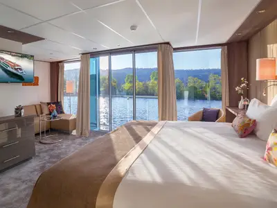 Luxuriöse Suite auf der AMADEUS Provence mit Panoramablick auf die vorbeiziehende Landschaft.