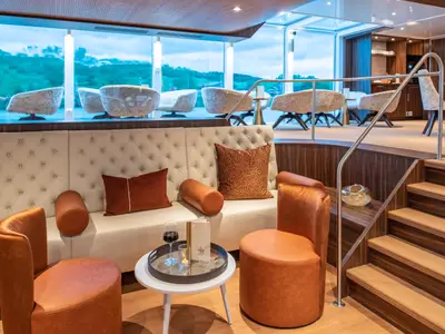 Gemütliche Lounge auf der AMADEUS Star mit Panoramablick, bequemen Sitzbereichen und Bar.