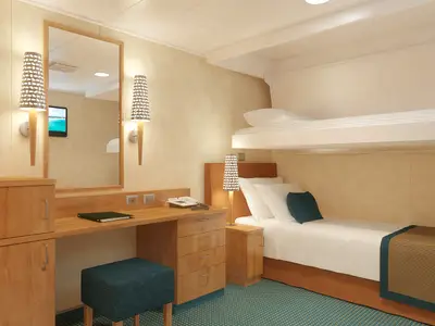 Innenansicht einer modernen Kreuzfahrtkabine. Die Kabine ist hell und funktional eingerichtet mit einem Einzelbett und einem ausklappbaren Pullman-Bett darüber. Links befindet sich ein Schreibtisch mit Stauraum und einem Spiegel. Türkisfarbene Details und gemusterter Teppich setzen Akzente.