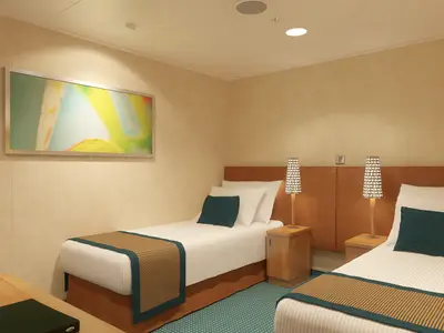 Detailansicht einer modernen Doppelkabine an Bord der Carnival Breeze mit zwei Einzelbetten, Nachttischen, Schreibtisch und abstraktem Wandbild.