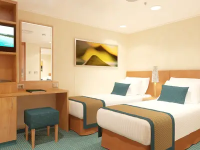 Detailansicht einer modernen, hellen Doppelkabine an Bord der Carnival Breeze. Zwei Einzelbetten mit blauen Akzenten, ein Schreibtisch mit TV und ein Wandspiegel sind zu sehen. Die Kabine ist ohne Personen.
