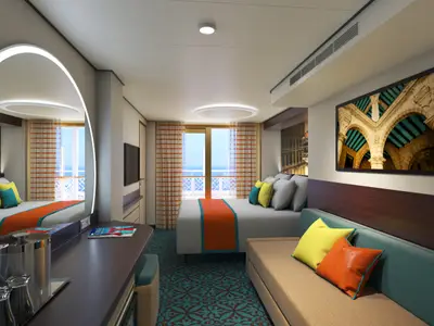 Innenansicht einer hellen Kreuzfahrt-Balkonkabine mit Doppelbett, einem teal-farbenen Sofa, einem Holztisch, und einem Balkon mit Meerblick. Gelbe und orangefarbene Kissen auf dem Sofa. Das Bett hat eine orangefarbene Tagesdecke. Eine große Spiegel-Lichtinstallation ist links sichtbar. Gerenderte Darstellung.