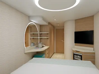 Ansicht einer modernen Kreuzfahrtkabine mit gestreiftem Bett, beleuchtetem Ovalspiegel am Schminktisch, Flachbild-TV über Minibar. Helle Beige-Wände, Holzmöbel.