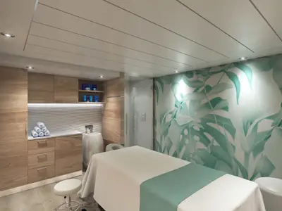 Modernes Spa auf der Carnival Celebration. Weiße Massageliege, Holzschränke, Waschbecken und tropische Blätterwandtapete. Sanft beleuchtet.