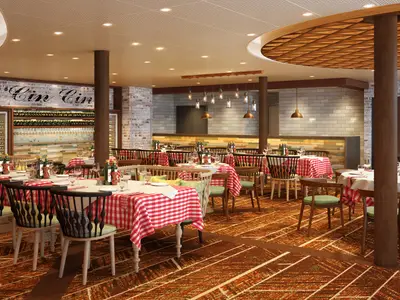 Innenansicht eines geschmackvollen italienischen Restaurants mit vielen Tischen, rot-weiß karierten Tischdecken und elegant gedeckt. Im Hintergrund sind Weinregale und eine Bar zu sehen. Die Decke hat eine moderne Lochblechstruktur, und Holzelemente schaffen eine warme Atmosphäre. Das Restaurant ist leer.