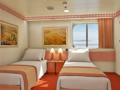 Eine freundliche Außenkabine auf der Carnival Conquest mit zwei Einzelbetten, Nachttisch und einem Fenster mit Meerblick. Die Kabine ist in hellen Farben gehalten mit orangefarbenem Teppich und Akzenten. Zwei Landschaftsbilder schmücken die Wände.