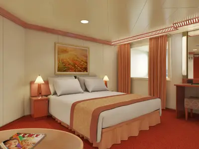Gerenderte Außenkabine der Carnival Conquest mit Doppelbett, Nachttischen, Fenster mit Vorhängen und Schminktisch mit Spiegel. Roter Teppich. Landschaftsbild über dem Bett.