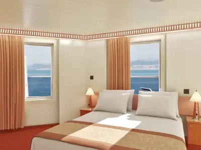 Gerenderte Ansicht einer modernen Balkonkabine auf der Carnival Conquest mit Doppelbett, Nachttischen und Blick auf das Meer und die Küste durch Fenster und Balkontür.