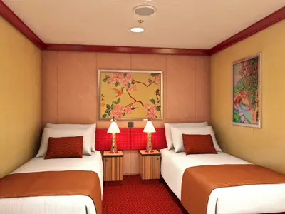 Eine innenliegende Doppelkabine auf der Carnival Dream mit zwei Einzelbetten, weißer Bettwäsche und roten Überwürfen. Zwischen den Betten stehen Nachttische mit Lampen. An der Rückwand hängt ein Gemälde mit Vögeln und rosa Blüten auf gelbem Grund. Rechts an der Seitenwand hängt ein weiteres Bild mit Landschaftsmotiv.