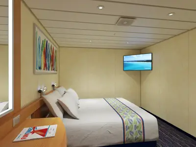 Eine moderne Innenkabine auf der Carnival Elation mit einem gemütlichen Doppelbett, bunten Surfbrett-Kunst an der Wand, einem Flachbildfernseher und einer beleuchteten Spiegelfläche.