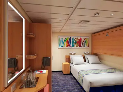 Moderne Innenkabine auf der Carnival Elation. Doppelbett mit weißer Bettwäsche, darüber ein eingeklapptes Hochbett. Links Spiegel, Telefon. Buntes Surfbrett-Kunstwerk.