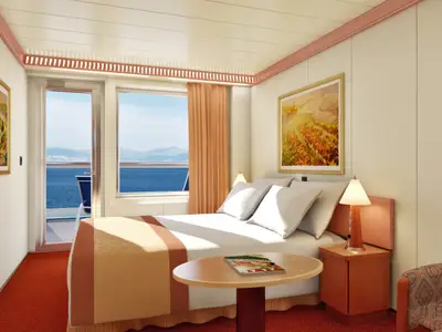 Geräumige und hell beleuchtete Balkonkabine der Carnival Glory mit Doppelbett, Nachttischen, einem kleinen Tisch und einem Sessel. Durch eine Balkontür und ein Fenster blickt man auf das offene Meer und entfernte Berge.