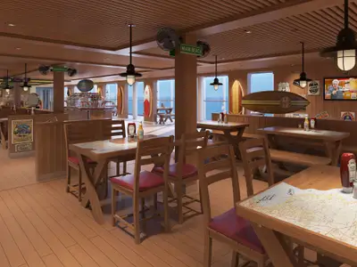 Innenansicht eines rustikalen Schiffsrestaurants. Holztische mit rot gepolsterten Stühlen und Bänken. Im Hintergrund eine Buffetanlage. Dekoration mit Surfbrettern und Straßenschildern.