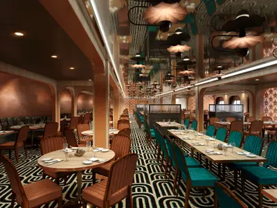 Ein elegantes Schiffsrestaurant mit Art-déco-inspiriertem Design, warmen Kupfertönen, gemustertem Teppich und blauen Samtstühlen. Die Decke ist verspiegelt und mit vielen blumenförmigen Lampen verziert. Tische sind eingedeckt.