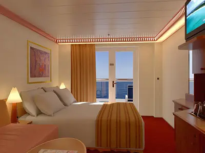 Geräumige Balkonkabine auf der Carnival Legend mit großem Doppelbett, Schlafsofa, Flachbild-TV, Schreibtisch und privatem Balkon mit Meerblick. Die Kabine ist hell und modern eingerichtet.