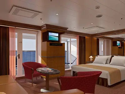Innenansicht einer luxuriösen Schiffssuite mit Kingsize-Bett, einem roten Sitzbereich, Holzelementen und einem privaten Balkon mit Meerblick.