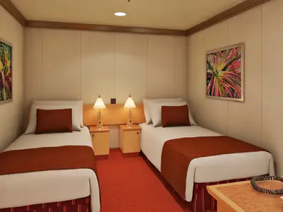Eine helle Innenkabine der Carnival Magic mit zwei Einzelbetten, weißer Bettwäsche, rostbraunen Läufern und Kissen. Ein roter Teppich bedeckt den Boden. An der Wand hängen zwei farbenfrohe Kunstwerke mit Pflanzenmotiven. Nachttische und Lampen sind zwischen den Betten platziert. Ein Telefon liegt auf einem Schreibtisch rechts.