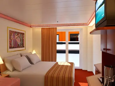 Detailansicht einer hellen Balkonkabine auf der Carnival Miracle. Zu sehen sind ein Doppelbett, eine kleine Sitzecke, ein an der Wand montierter Fernseher und eine Balkontür. Die Einrichtung ist modern und in warmen Farbtönen gehalten, mit Akzenten in Orange und Kupfer. Helles Licht fällt in den Raum.