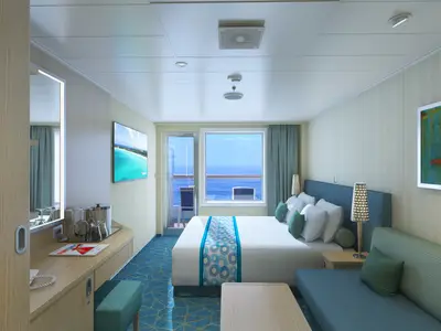 Helle und moderne Balkonkabine an Bord der Carnival Panorama mit einem Doppelbett, einem kleinen Sofa, einem Schreibtisch und einem Balkon mit Blick auf das offene Meer.