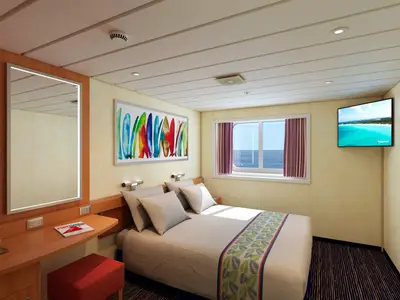 Helle Außenkabine auf der Carnival Paradise mit Doppelbett, Fenster zum Meer, Schreibtisch mit Stuhl und einem Fernseher an der Wand. Modernes, farbenfrohes Kunstwerk über dem Bett.