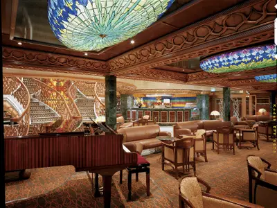Opulente Bar-Lounge auf der Carnival Spirit mit Ledersofas, Holzeinrichtung, einem Flügel und einer geschwungenen Holztreppe. Buntglasdeckenleuchten sorgen für stimmungsvolles Licht.
