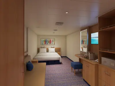 Moderne Innenkabine der Carnival Sunrise mit Doppelbett, Sofa, Schreibtisch, Spiegel, Fernseher und Schrank inklusive Safe.